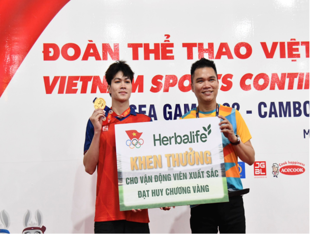 Herbalife Việt Nam thưởng nóng cho các vận động viên đạt Huy chương Vàng đầu tiên của Đoàn Thể thao Việt Nam tại SEA Games 32